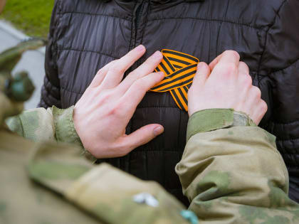 Новгородские росгвардейцы вручили более 50 «Георгиевских лент» жителям региона