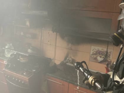 Жительница Валдая напугала соседей, устроив пожар на кухне