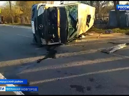 В Старорусском районе перевернулся рейсовый микроавтобус с пассажирами