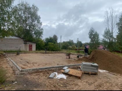 На территории Окуловского городского поселения ведутся работы по обустройству новой детской игровой площадки по ул. Советская