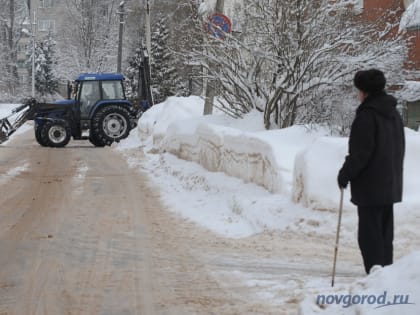 Мэру Великого Новгорода и начальнику Новгородавтодора объявили предостережение из-за некачественной уборки дорог