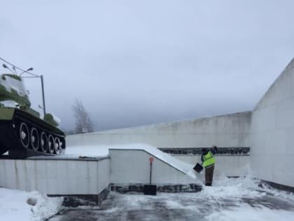 Новгородцы приводят в порядок мемориалы и воинские захоронения