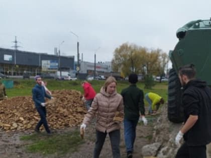 У памятника «Погибшим в локальных вооруженных конфликтах» в Великом Новгороде прошел субботник