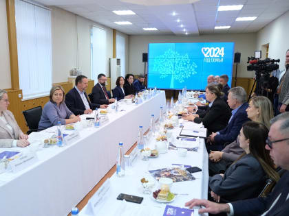 Стандарт «Семейноцентричность» внедряют более 400 новгородских организаций