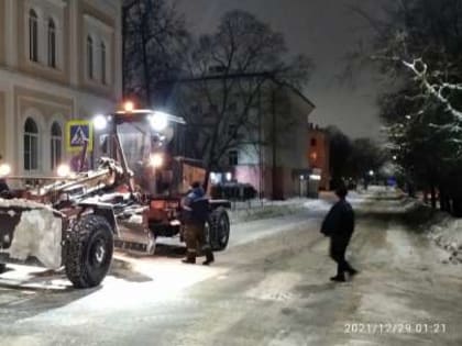 Центр Великого Новгорода обещают вычистить от снега вплоть до бордюра