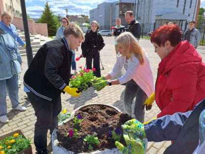 В Великом Новгороде появилась клумба «Территорию добрососедства»