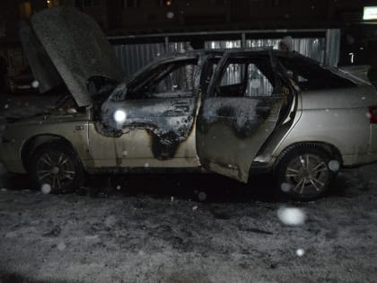 В Новгородской области угонщик замкнул провода и спалил машину