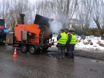 Рециклер асфальтобетона латает ямы на дорогах в Великом Новгороде