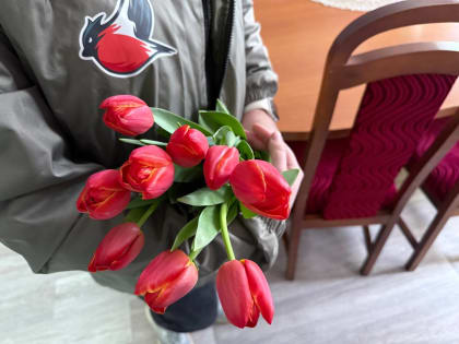 Накануне 8 марта Молодёжка Народного фронта поздравила более 80 новгородок