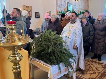 В деревне Селищи состоялась первая за 90 лет Рождественская литургия