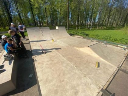 В парке 1 Мая в Чудове начали строить скейтплощадку
