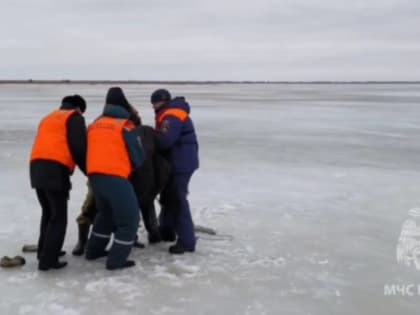 Новгородские спасатели оказали помощь рыбаку на Ильмене