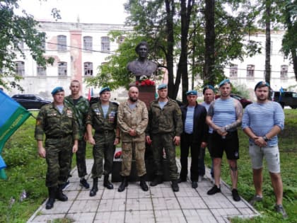В поселке пролетарий почтили память десантника Владимира Елисеева