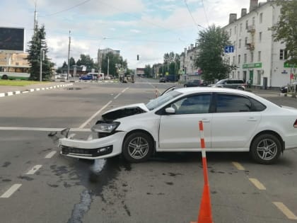 Карета скорой медицинской помощи опрокинулась в Великом Новгороде