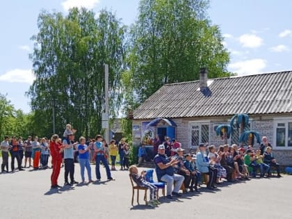 В д. Завод Березовикского сельского поселения состоялась праздничная концертная программа "Горжусь тобой, моя Россия! "