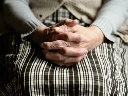 Полмиллиона чуть не отдала мошенникам 95-летняя новгородка