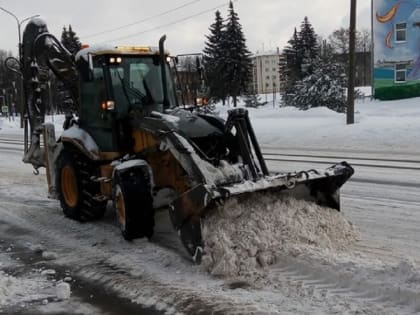 В дневную смену Великий Новгород чистят от снега 43 единицы техники