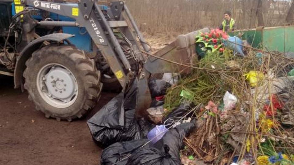 Можно убираться на кладбище на пасху. Уборка на кладбище. ДТП В Новгородской области. Пасха на кладбище. Посетители кладбища.