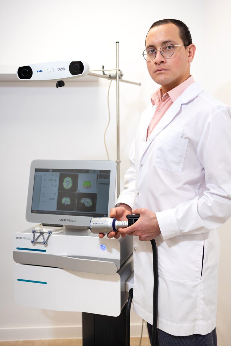Dr. Andrés Camposano