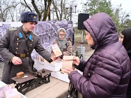 В память о мужестве ленинградцев в годы войны жителям Прикумья раздали «блокадный» хлеб
