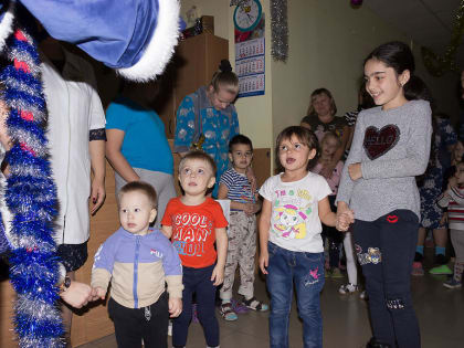 К юным пациентам Минераловодской РБ в гости пришли Дед Мороз и Снегурочка