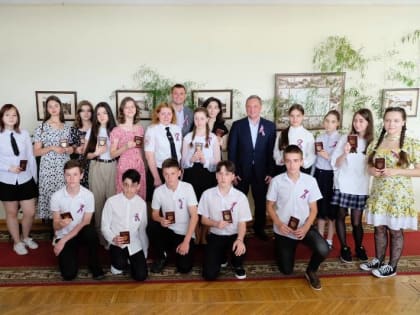 В День России 16 юных пятигорчан получили свои первые паспорта