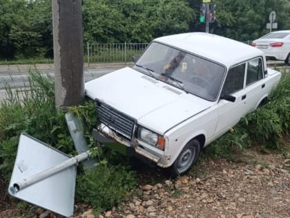 На Ставрополье водитель легковушки сбил школьницу, перебегавшую дорогу на красный свет