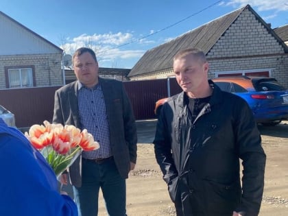 Жёнам и матерям участников СВО вручили цветы в Новоалександровском округе