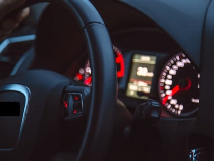 Водитель без прав снёс мусорные баки и врезался в дерево в Кисловодске