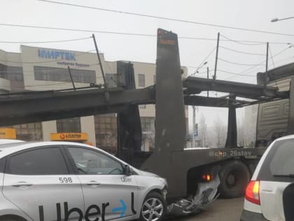 В Ставрополе водитель такси врезался в тягач-автовоз