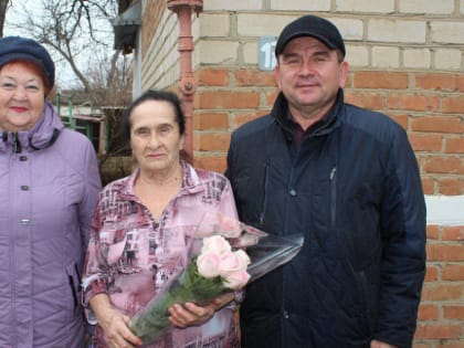 Поздравили уважаемого человека в нашем районе - Анну Ефимовну Малахатку с 80-летним юбилеем