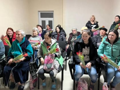 Тюльпаны и подарки получили гостьи из ЛДНР