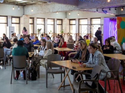 Участницы ставропольского конкурса «Женщина года» научились создавать праздничные букеты