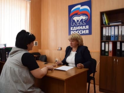 Депутаты Думы Михайловска Ирина Чеканенко и Ирина Зайцева приняли граждан