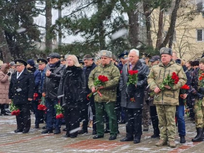 Вечным огнем пусть горит, не сгорая. В День защитника Отечества в Пятигорске прошла церемония возложения цветов в память воинов, защищавших Родину