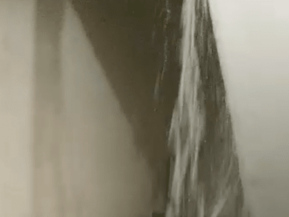 Хлынувшие в подъезд потоки ливня на Кулакова в Ставрополе попали на видео