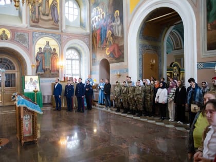 Митрополит Кирилл возглавил Литургию в храме святителя Николая Чудотворца в Заяицком и благословил студентов-казаков на новый учебный год