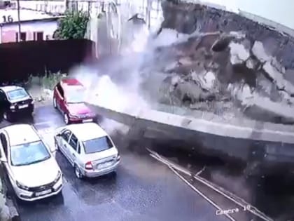 Стена обвалилась на припаркованные автомобили в Кисловодске