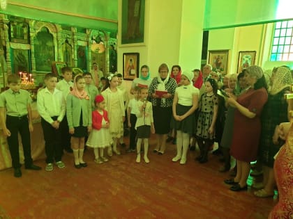 Воспитанники воскресной школы поздравили с Пасхой прихожан и детей из детского дома