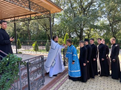 В День знаний студенты Ставропольской духовной семинарии молились в монастыре