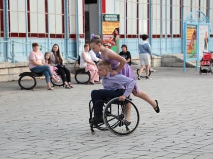 Пусть миром правит любовь! Участники инклюзивного бала поздравили пятигорчан с Днем города