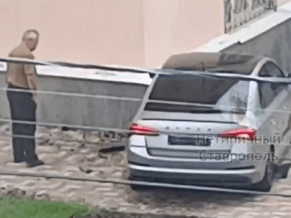 Иномарка врезалась в стену дома в Ставрополе