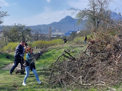 Пятигорчане вышли на «генеральную уборку» Некрополя