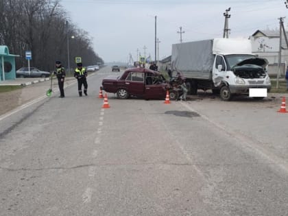 В ДТП с грузовиком в Курском округе пострадали 4 человека