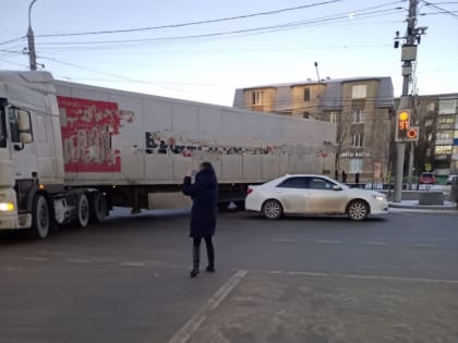 Фура и легковая «Тойота» столкнулись 10 января в Ставрополе