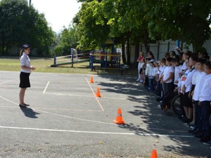 Байкеры и автоинспекторы провели мастер-класс дорожной безопасности в пятигорской коррекционной школе-интернате №27