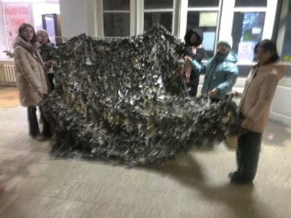 Волонтеры и специалисты Благодарненского центра молодежи изготовили маскировочные сети для участников СВО