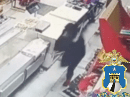 Тряпкой по лицу: работница магазина в Пятигорской дала отпор грабителю