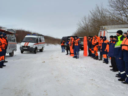 Спасатели Ставрополя отработали навыки спасения людей, провалившихся под лед
