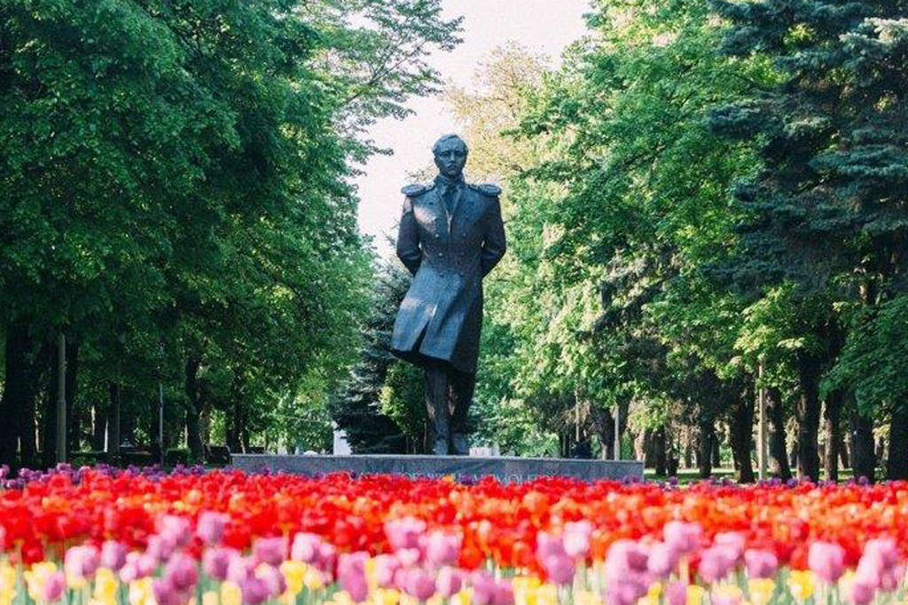 Год рождения ставрополя. Памятник Лермонтова в Ставрополе. Памятник Лермонтову в Ставрополе. Памятник м.ю. Лермонтову в Ставрополе. Михаил Юрьевич Лермонтов памятник Ставрополь.